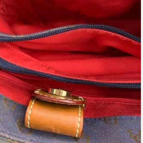 Dooney & Burke Vintage Signature Purple Cloth and Leather Shoulder Bag Purse - Picture 4 of 5